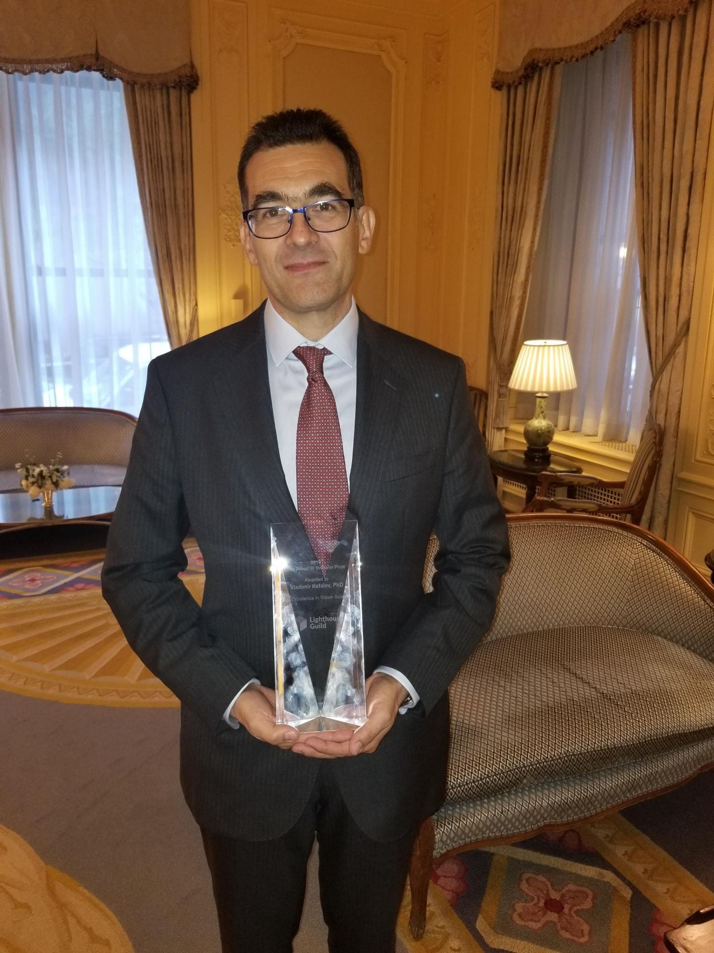 Dr. Vladimir Kefalov receives the 2019 Bressler Award